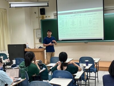 【特色教學】1122生態人文學系_方濟生態園區螢火蟲培育及棲地營造系列(三)-台灣窗螢棲地需求、維護管理與幼蟲的飼育圖片