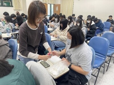 【特色教學】1121生態人文學系_課程演講-你的羊毛氈小山圖片