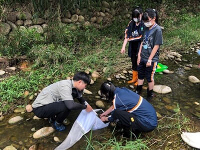 【特色教學】1112生態人文學系-中部地區水環境生物指標監測推廣活動(二)-以溪流水棲昆蟲為例圖片